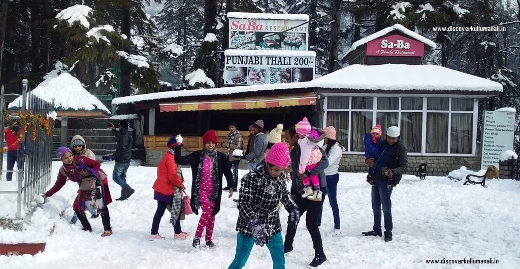 Tourists-enjoy-in-snow-in-Manali-on-Sunday-discover-kullu-manali-www.discoverkullumanali.in_-1024x530