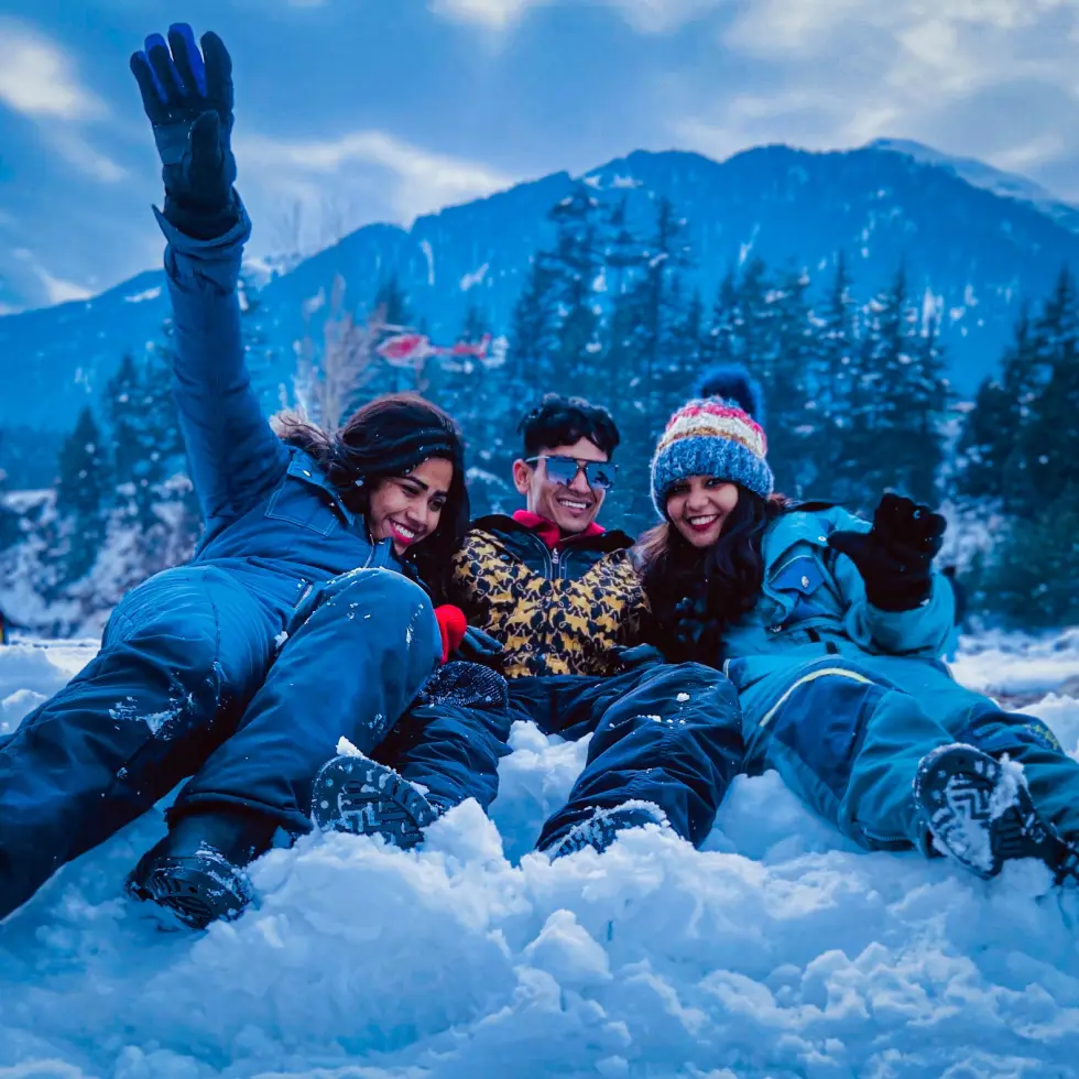 people-enjoying-in-manali-himachal-pradesh